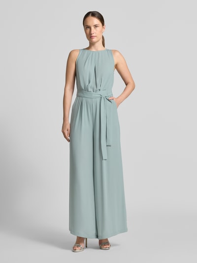 Frauenmodel trägt Jumpsuit mit rückseitigem V-Ausschnitt von Zero in Hellblau, taillierter Schnitt, Bindegürtel, Ganzkörperansicht von vorne.