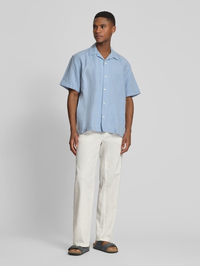 Männermodel trägt Relaxed Fit Freizeithemd aus Leinen-Baumwoll-Mix Modell 'RLXCLAY' von HUGO, Optik: Unifarben, Ganzkörperansicht von vorne.