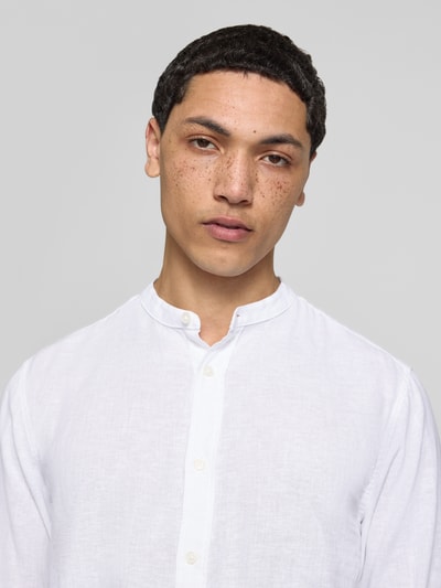 Männermodel trägt Slim Fit Freizeithemd aus Baumwoll-Leinen-Mix Modell 'CAIDEN' von Only & Sons in Optik: Unifarben, Nahaufnahme Oberkörper.