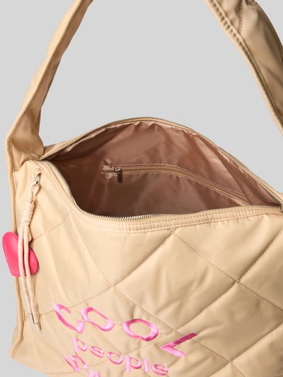 Produktfoto, Handtasche mit Statement-Stitching von miss goodlife, beżowa, pikowana struktura, haft różowy, komora główna na zamek, pasek na ramię 75 cm, szerokość w rozmiarze 1: 46 cm, długość 38 cm, głębokość 20 cm, wewnętrzna kieszeń na zamek