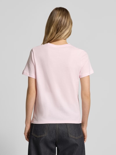 Frauenmodel trägt Regular Fit T-Shirt aus reiner Baumwolle von Tommy Hilfiger mit Optik: Unifarben, Jersey, Ganzkörperansicht Rückansicht.