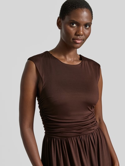 Vrouwenmodel draagt Maxikleid mit Kappärmeln Modell 'WINJA' van YAS, Materiaalmix met stretch, getailleerd model, ronde hals, plooien, ruglengte maat S 138 cm, borstwijdte maat S 42 cm, Nahaufnahme bovenlichaam.