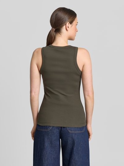 Frauenmodel trägt Slim Fit Top mit Rundhalsausschnitt Modell 'Lesso' von OPUS in Olivgrün, glatte Textur, Ganzkörperansicht Rückansicht. Damen Top aus elastischem Baumwoll-Mix, Rückenlänge Größe 36: 59 cm.