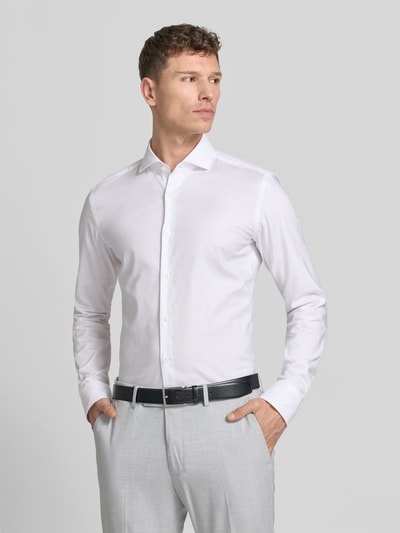 Männermodel trägt Regular Fit Businesshemd mit extra langem Arm von BOSS, unifarben, Haifischkragen, Baumwoll-Mix, Ganzkörperansicht von vorne