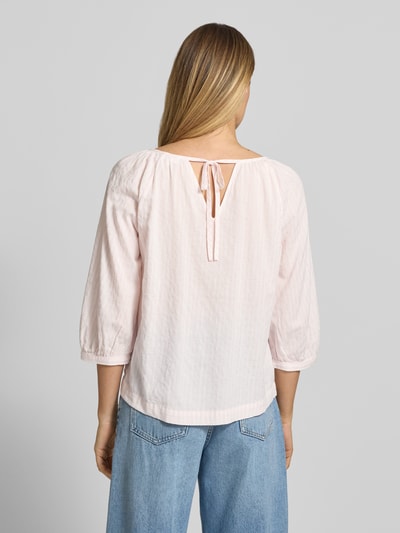 Frauenmodel trägt Relaxed Fit Bluse aus Baumwoll-Viskose-Mix von s.Oliver RED LABEL mit Allover-Muster, gestreift, Bindeband, 3/4-Ballonärmel, U-Boot-Ausschnitt in zartem Rosa, lockerer Sitz, strukturierte Oberfläche, Ganzkörperansicht Rückansicht