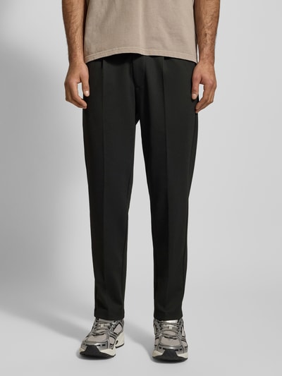 Männermodel trägt Regular Fit Bundfaltenhose mit Viskose-Anteil von Marc O'Polo Denim, Optik: Unifarben, seitliche Eingrifftaschen, Ganzkörperansicht von vorne