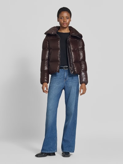 Frauenmodel trägt Regular Fit Steppjacke mit Stehkragen Modell 'Isla' von Save The Duck in Dunkelbraun, Stepp-Optik, Ganzkörperansicht von vorne.
