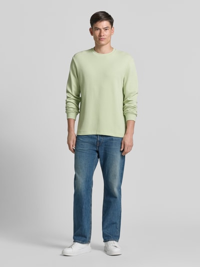 Männermodel trägt Regular Fit Langarmshirt aus Baumwoll-Mix Modell 'WE-TEMPEST' von BOSS Orange in Unifarben, Feinrippstruktur, Ganzkörperansicht von vorne.