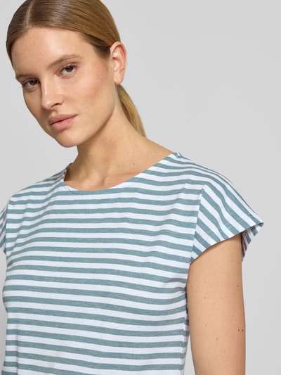 Kobieta prezentuje damski t-shirt Regular Fit T-Shirt mit Rundhalsausschnitt od G.I.G.A. DX, elastyczna mieszanka materiałów z mieszanką bawełny, krój regular fit, okrągły dekolt, taliowany krój, długość tyłu w rozmiarze 36: 60 cm, biało-niebieskie paski, gładka tekstura, zbliżenie na górną część tułowia, z przodu.