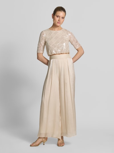 Frauenmodel trägt T-Shirt mit Pailletten und 1/2-Arm von Rinascimento, heller Material-Mix, Regular Fit, Rundhalsausschnitt, Ganzkörperansicht von vorne