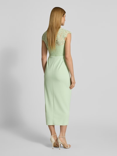 Frauenmodel trägt Midikleid mit Spitze Modell 'CLARA' von Vila in Mint, taillierter Schnitt, V-Ausschnitt, Rückenansicht, Ganzkörperansicht.