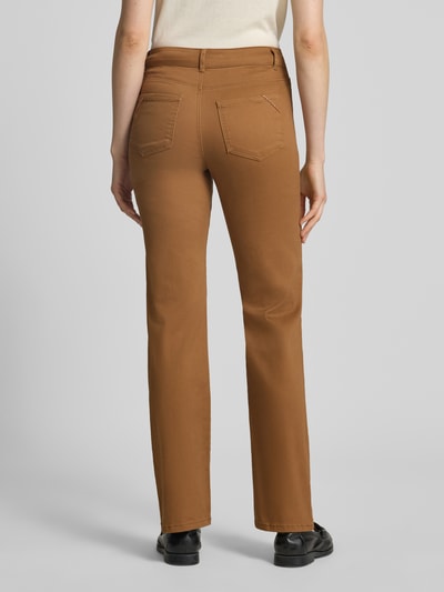 Frauenmodel trägt Straight Fit Stoffhose im 5-Pocket-Design von Christian Berg Woman aus elastischem Baumwoll-Mix, Rückansicht, Ganzkörperansicht Rückansicht.