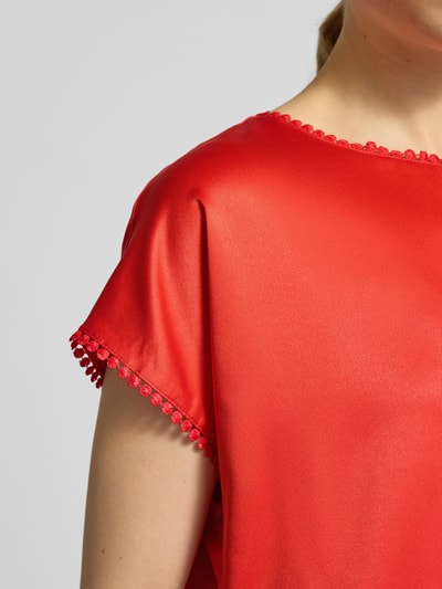 Frauenmodel trägt T-Shirt aus Satin mit Häkelspitze von Christian Berg Woman in Rot, Rundhalsausschnitt, Nahaufnahme Oberkörper.
