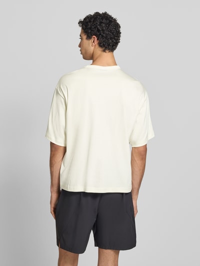 Männermodel trägt Loose Fit T-Shirt aus reiner Baumwolle von adidas Sportswear, Optik: Unifarben, Ganzkörperansicht Rückansicht.