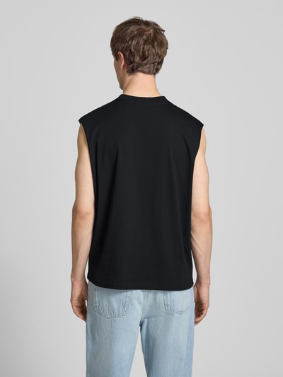 Männermodel trägt Muskelshirt mit Logo und Rundhalsausschnitt von REVIEW, Reine Baumwolle, Regular-Fit, Rückenlänge 68 cm, Ganzkörperansicht Rückansicht.