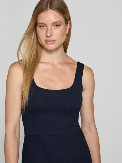 Frauenmodel trägt dunkelblaues, strukturiertes Tailliertes Freizeitkleid mit Viskose-Anteil Modell 'NALEIDA' von HUGO, Nahaufnahme Oberkörper, Damen Freizeitkleid.