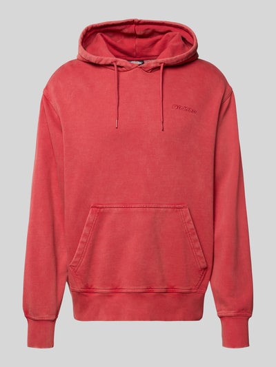 Produktfoto, Hoodie mit Label-Stitching und Känguru-Tasche von Dickies in Rot, Baumwoll-Mix, Relaxed Fit, sichtbare Struktur.