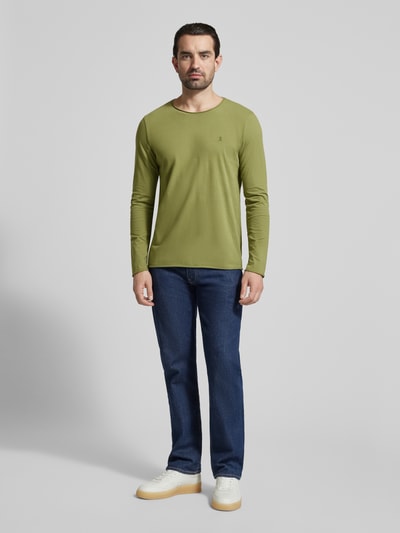 Männermodel trägt Regular Fit Langarmshirt aus reiner Baumwolle Modell 'JAAMES' von Armedangels, Unifarben, Ganzkörperansicht von vorne. Optik: Unifarben, Passform: Regular-Fit, Logo-Stitching, Rundhals, Langarm, Rollsaum, Materialverarbeitung: Jersey, Material: reine Bio-Baumwolle.
