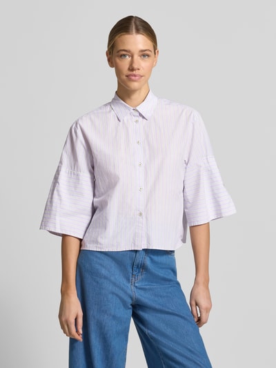 Frauenmodel trägt Relaxed Fit Hemdbluse mit Hemdblusenkragen von Emily Van den Bergh aus reiner Baumwolle, feine Streifen in Pastelltönen, durchgehende Knopfleiste, 3/4-Arm, kombiniert mit blauer Jeans, Ganzkörperansicht von vorne.