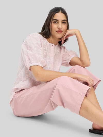 Frauenmodel trägt Wide-Leg-Pants von Brax, Modell 'STYLE.MAINE S' im Optik: Unifarben, Lyocell-Mix, Cropped Länge, Nahaufnahme Oberkörper.