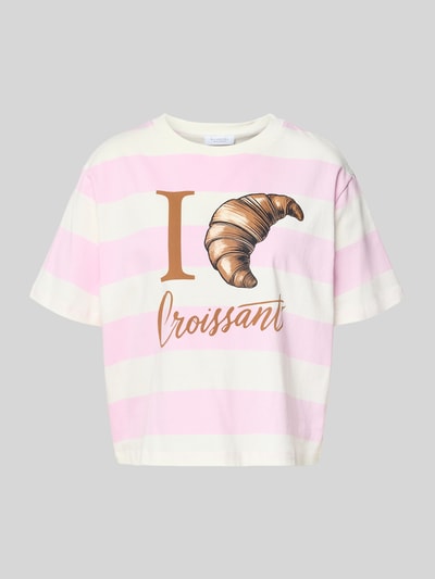 Produktfoto, Boxy Fit T-Shirt mit Motiv-Print von Rich & Royal, białe i różowe pasy, nadruk croissanta, bawełna, krój boxy fit, dekolt okrągły, długość pleców w rozmiarze S: 56 cm