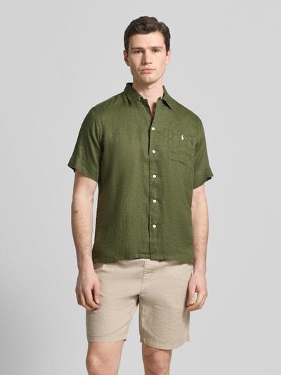 Mannelijk model draagt Regular Fit vrijetijdsoverhemd uit puur linnen van Polo Ralph Lauren, look: effen, borstzak, gestikt logo, korte mouw, reverskraag, doorlopende knoopsluiting, gevlamd garen, materiaal: linnen, Ganzkörperansicht von voren.