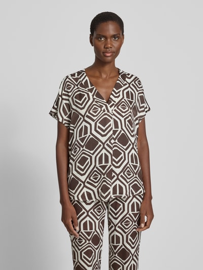 Frauenmodel trägt Regular Fit Bluse aus Viskose Modell 'Amber' von TONI im Allover-Look mit V-Ausschnitt, Ganzkörperansicht von vorne.