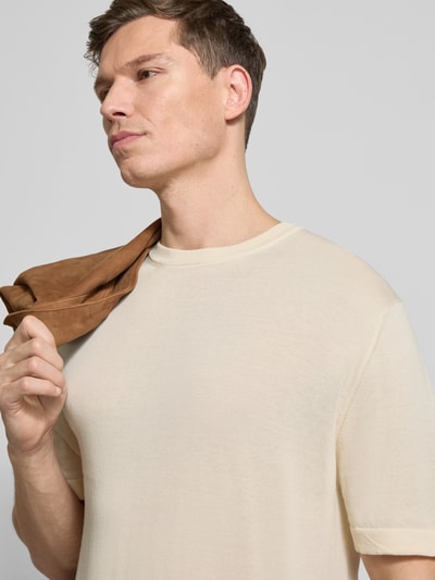Männermodel trägt T-Shirt mit geripptem Rundhalsausschnitt von CRUNA, Reine Baumwolle, Regular-Fit, Cremefarbe, Nahaufnahme Oberkörper.