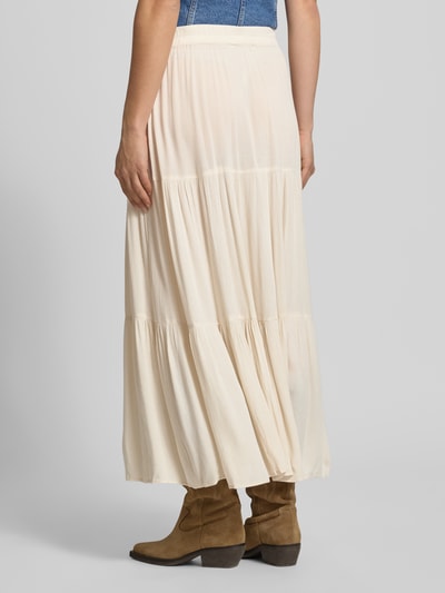 Frauenmodel trägt Ausgestellter Maxi-Rock aus reiner Viskose Modell 'MIKKA' von Only, Optik: Unifarben, Volants, Crinkle, Maxi-Länge, Ganzkörperansicht Rückansicht.