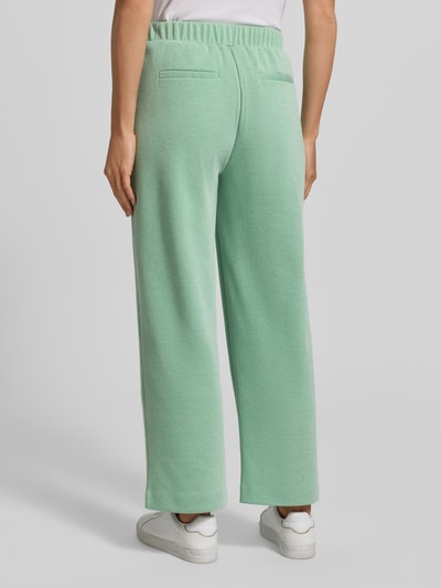 Frauenmodel trägt Hose mit elastischem Bund Modell 'KATE PIQUE' von ICHI aus Baumwoll-Mix in Mint, Regular-Fit, Ganzkörperansicht Rückansicht.