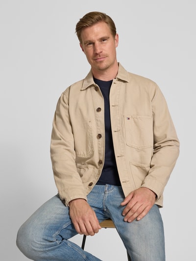 Männermodel trägt Regular Fit Hemdjacke aus reiner Baumwolle von Tommy Hilfiger in Optik: Unifarben, Stückfärbung, Ganzkörperansicht von vorne