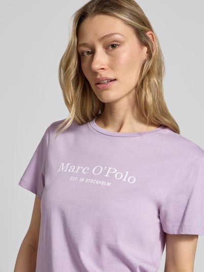 Modelka kobieca nosi Regular Fit T-Shirt aus reiner Baumwolle od Marc O'Polo, kolor jednolity, nadruk z logo, okrągły dekolt, krótki rękaw, czysta bawełna, zbliżenie górnej części ciała.