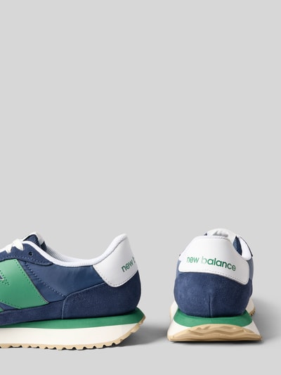Produktfoto, Sneaker mit Logo-Detail von New Balance in Blau, Grün und Weiß, strukturierte Sohle, abgerundete Form, Schnürverschluss, Absatzhöhe 2 cm, Schafthöhe 8 cm, Schaftweite 9 cm