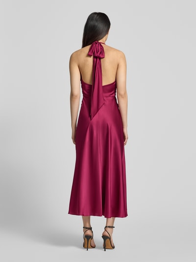 Kobiece model prezentuje Knielanges Cocktailkleid aus Satin od Hey Kyla w kolorze bordowym, elastyczna mieszanka materiałów, dopasowany krój, marszczenia, krój bez rękawów, długość tyłu w rozmiarze 36: 97 cm, szerokość w rozmiarze 36: 38 cm, satynowa powierzchnia, widok całej sylwetki z tyłu.