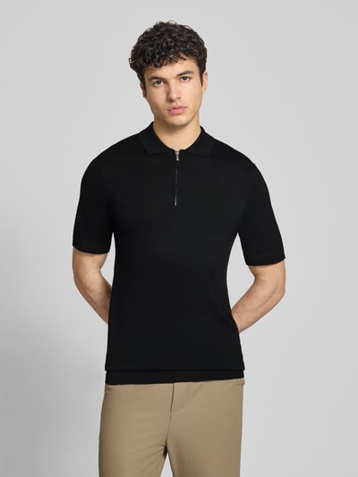 Mannenmodel draagt Regular Fit Poloshirt uit viscosemix model 'WYLER' van Only & Sons, look: effen, labelpatch, polokraag, korte ritssluiting, korte mouw, fijngebreid, Ganzkörperansicht van voren.