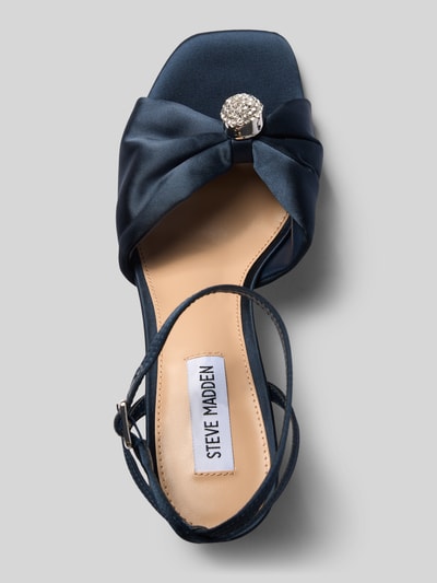 Produktfoto, Sandaletten mit Blockabsatz Modell 'Meladi' von Steve Madden in Dunkelblau mit Strasssteinbesatz, offene Ferse, abgerundete Passform, Absatzhöhe 10 cm, glatte Textur