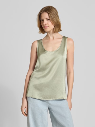 Frauenmodel trägt Regular Fit Top mit Viskose-Anteil von Oui, Material-Mix, Satin, Rundhalsausschnitt, Rückenlänge 60 cm, Ganzkörperansicht von vorne.