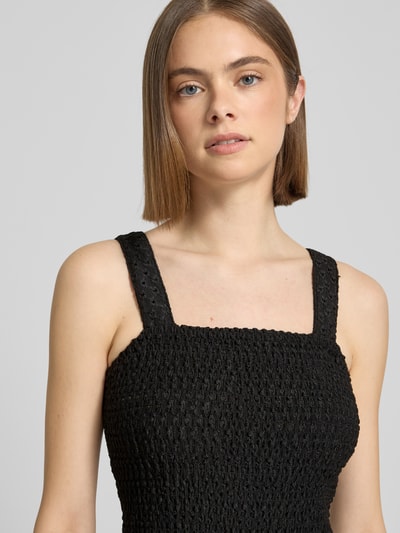 Frauenmodel trägt Regular Fit Jumpsuit mit gesmoktem Rumpf Modell 'ELISE' von Only, Optik: Unifarben, Karree-Ausschnitt, breite Träger, ohne Ärmel, Nahaufnahme Oberkörper.