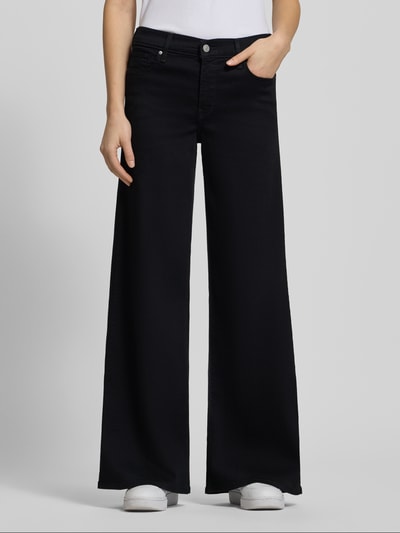 Vrouwenmodel draagt Jeans met 5-Pocket-Design van Levi's®, zwart, los model, katoenmix met stretch, knoop- en ritssluiting. Vooraanzicht.