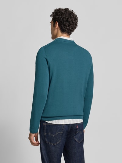 Männermodel trägt Regular Fit Pullover aus reiner Baumwolle von s.Oliver RED LABEL, einfarbig türkis, glatte Textur, Ganzkörperansicht Rückansicht.