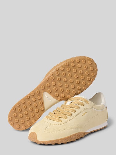 Productfoto, Sneaker uit echt leer met logo-detail model 'Mimosa' van HOFF, afgeronde pasvorm, vetersluiting, profielzool, beige tinten, context: dames sneaker, hakhoogte maat 40: 1 cm, schachthoogte 7 cm, schachtwijdte 11 cm.