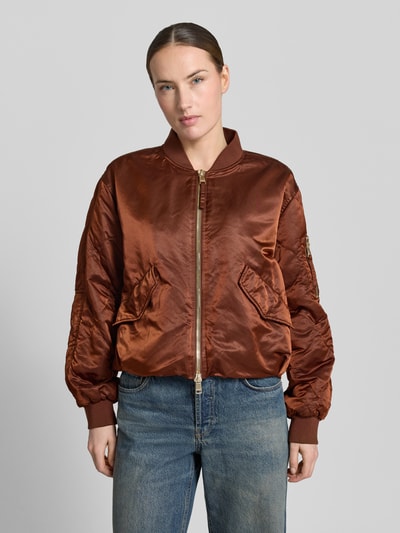 Frauenmodel trägt Bomberjacke mit Pattentaschen Modell 'HADY' von Beaumont Amsterdam in glänzendem Braun, Regular Fit, Ganzkörperansicht von vorne.
