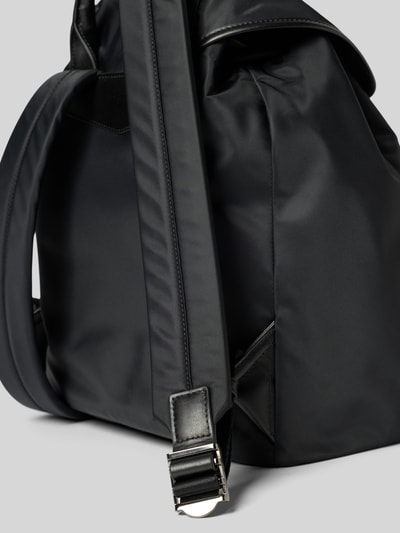 Produktfoto, Rucksack mit Label-Applikation von Emporio Armani in Schwarz mit glatter Oberfläche, sichtbarer Schulterriemen und Metallschnalle, Kontext: Hauptfach mit Überschlag und Tunnelzug, Maße 30x34x15 cm, Schulterriemen 91 cm.