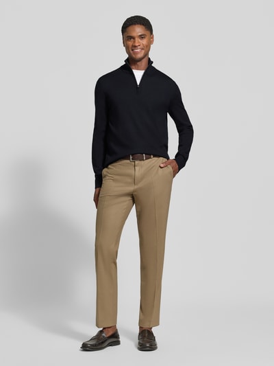 Männermodel trägt Modern Fit Troyer aus reiner Schurwolle Modell 'Dario' von JOOP! COLLECTION in Dunkelblau, Ganzkörperansicht von vorne.