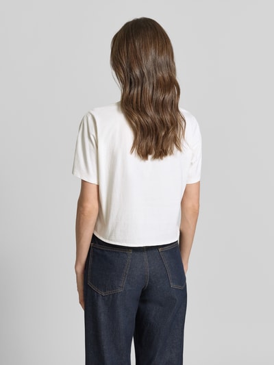 Frauenmodel trägt Regular Fit T-Shirt mit floralem Stitching Modell 'Fabian' von YAS aus reiner Baumwolle, Rückansicht, Ganzkörperansicht.