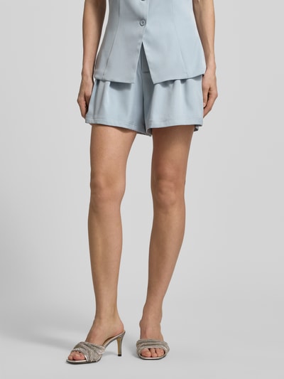 Frauenmodel trägt Shorts mit Falten und Eingrifftasche von Little Mistress in Hellblau, Material-Mix mit Stretch, Nahaufnahme Unterkörper, Regular Fit.