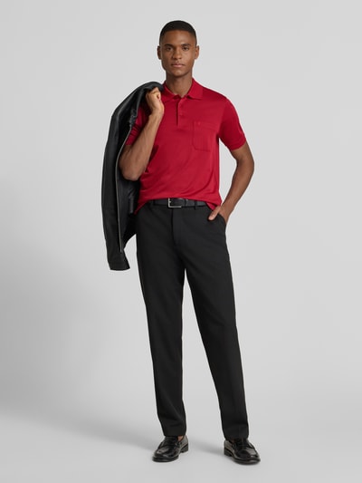 Męskimodel nosi Koszulkę polo Regular Fit z kieszenią na piersi od RAGMAN z czystej bawełny, wyhaftowane logo, długość tyłu 62 cm, Ganzkörperansicht von vorne.