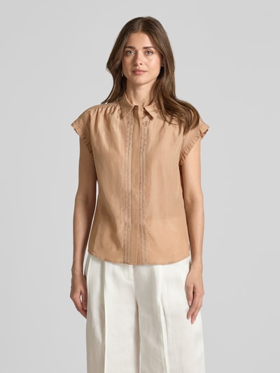Kobiece model prezentuje Regular Fit Bluse mit verdeckter Knopfleiste von More & More z mieszanki wiskozy i bawełny, kolor beżowy, kołnierzyk koszulowy, hafty, długość tyłu w rozmiarze 36: 59 cm, długość rękawów: 3 cm, widok całej sylwetki z przodu.