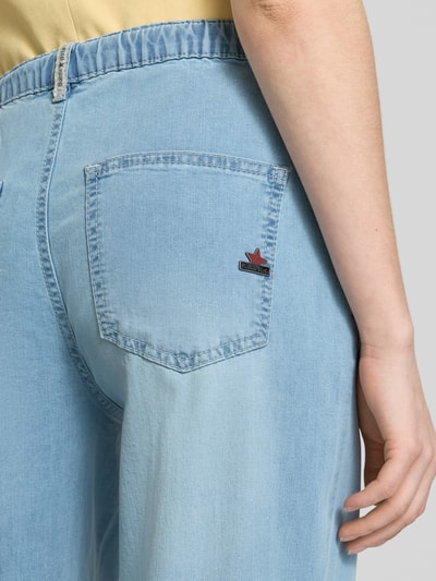 Frauenmodel trägt Wide Leg Jeans mit Bindegürtel von Buena Vista, hellblau, Baumwoll-Mix mit Seiden-Anteil, Nahaufnahme Rückansicht.