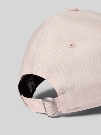 Produktfoto, Basecap mit Logo-Stitchings von New Era in zartem Rosa, reine Baumwolle, verstellbarer Riegel, gestickte Luftlöcher, Detailaufnahme